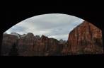 A vista de uma das 'janelas' do enorme túnel da principal estrada do Zion National Park, em Utah, nos Estados Unidos